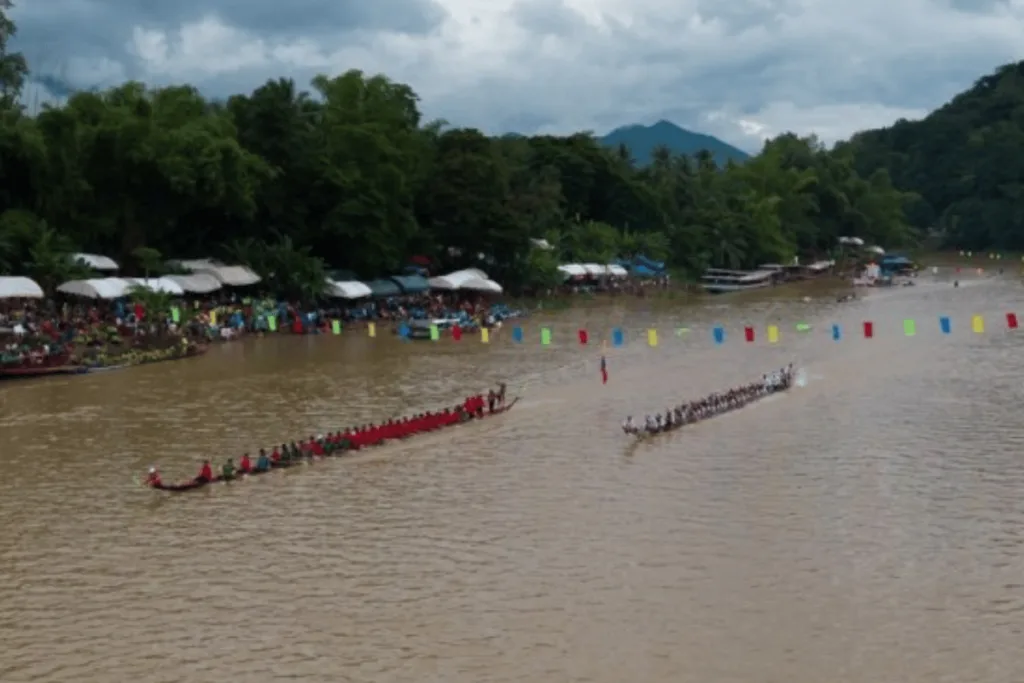 แข่งเรือที่หลวงพระบาง