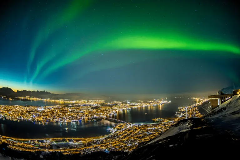 ทรอมโซ (Tromsø) เป็นประตูสู่ขั้วโลกเหนือและเห็นแสงเหนือที่นี่