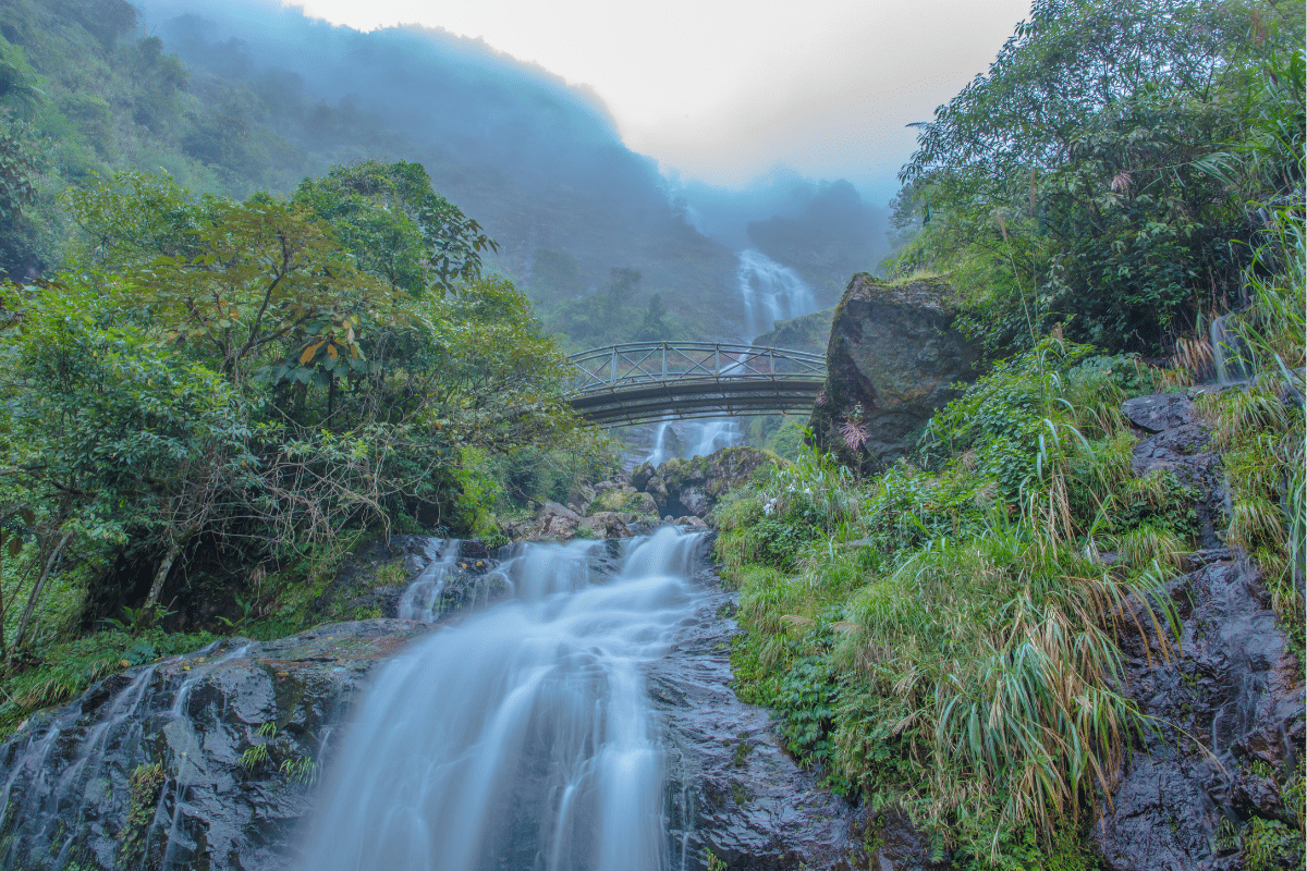 น้ำตกสีเงิน (Silver Waterfall)