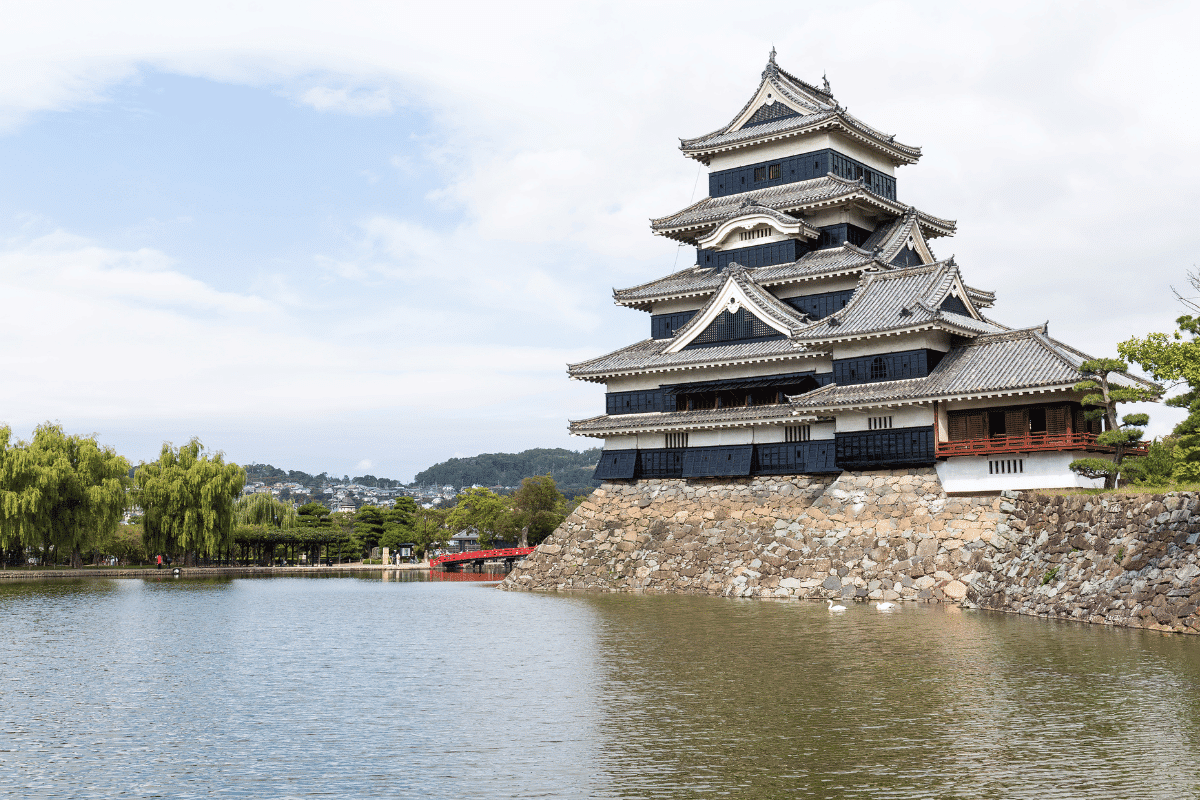 ปราสาทมัตสึโมโต้ (MATSUMOTO CASTLE)