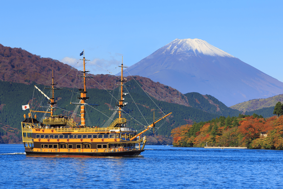 ทะเลสาบอาชิ, ล่องเรือโจรสลัด (LAKE ASHI CRUISE)