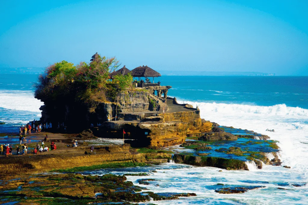 เทียนลอต (Tanah Lot) วัดกลางน้ำสุดอลัง